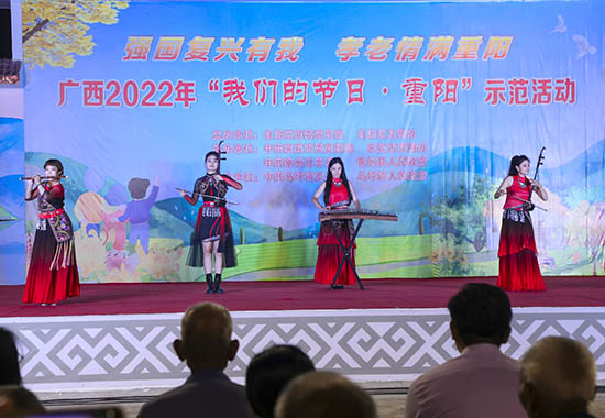 文藝演出現(xiàn)場。覃利認攝