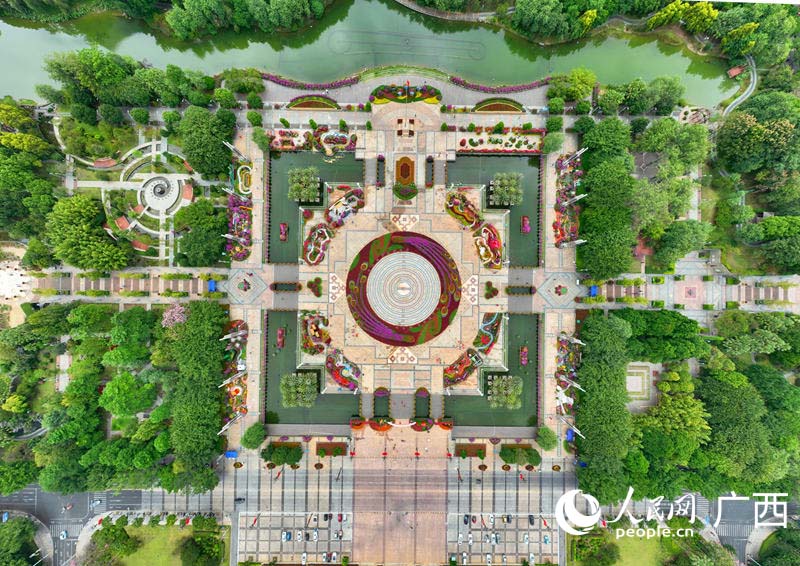 航拍2022年柳州市“春花秋水 畫卷柳州”花卉展。人民網(wǎng) 付華周攝