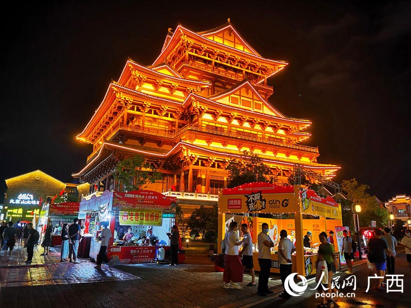 第十屆柳州螺螄粉美食節(jié)在柳州市窯埠古鎮(zhèn)舉行。人民網(wǎng) 付華周攝