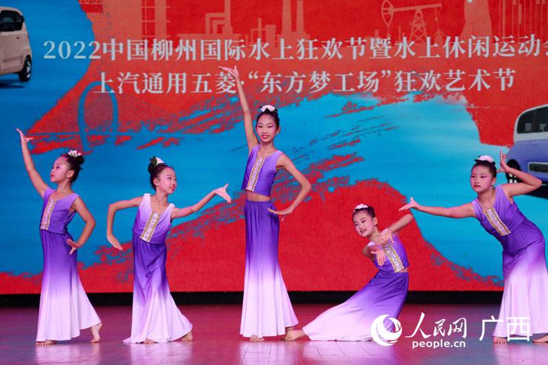 圖為柳州“東方夢工場”狂歡藝術(shù)節(jié)文藝演出。人民網(wǎng) 付華周攝