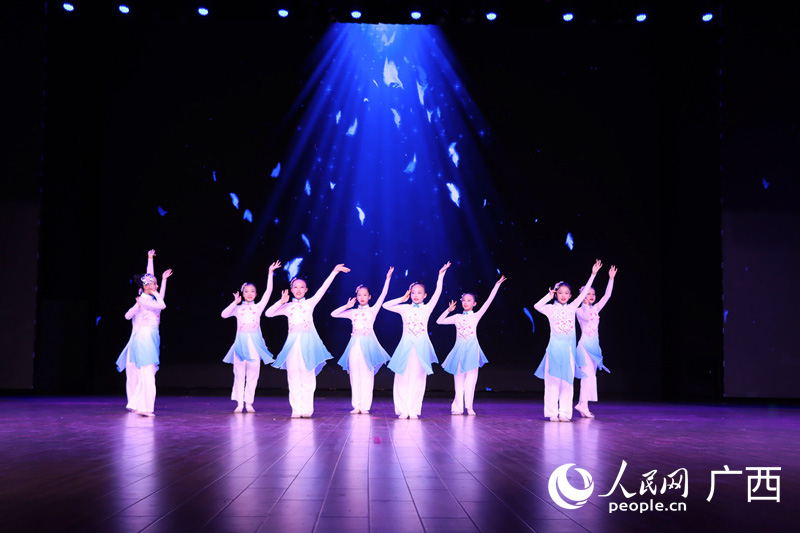 圖為柳州“東方夢工場”狂歡藝術(shù)節(jié)文藝演出。人民網(wǎng) 付華周攝