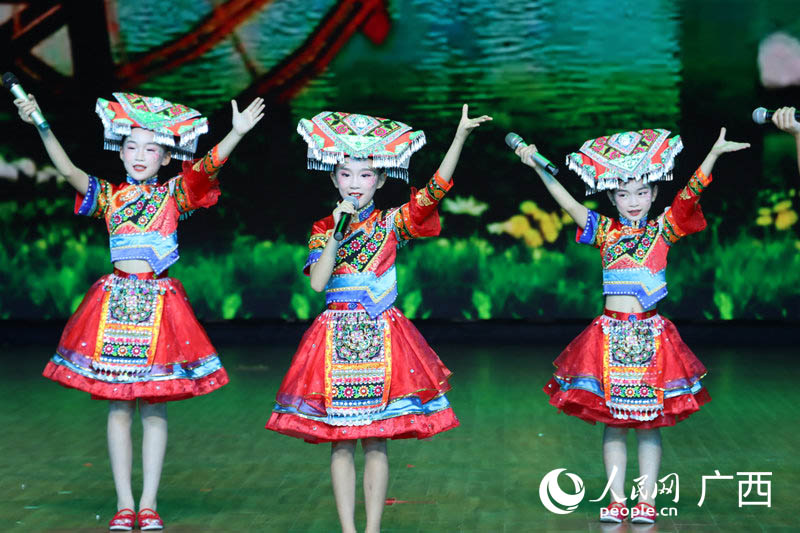 圖為柳州“東方夢工場”狂歡藝術(shù)節(jié)文藝演出。人民網(wǎng) 付華周攝