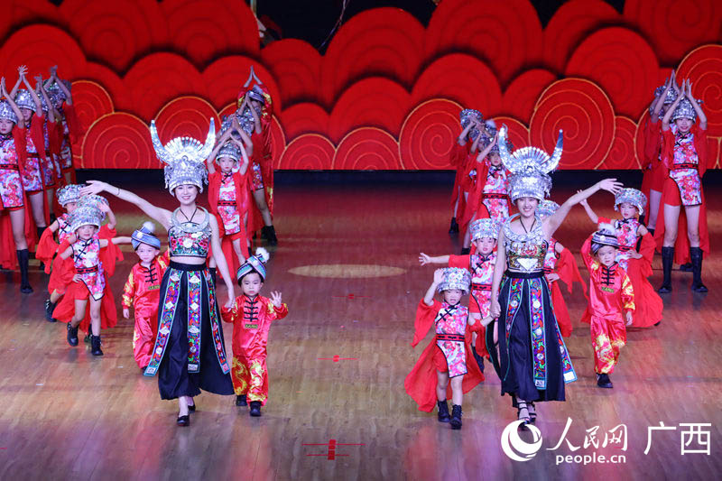 圖為柳州“東方夢工場”狂歡藝術(shù)節(jié)文藝演出。人民網(wǎng) 付華周攝