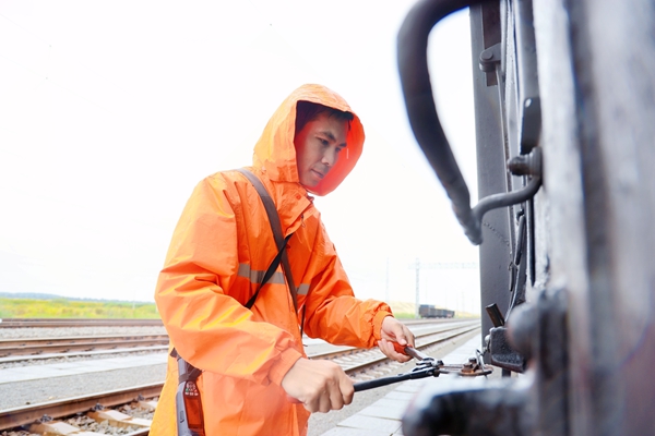 戴杰正在加固車門插銷。封榮權(quán)攝