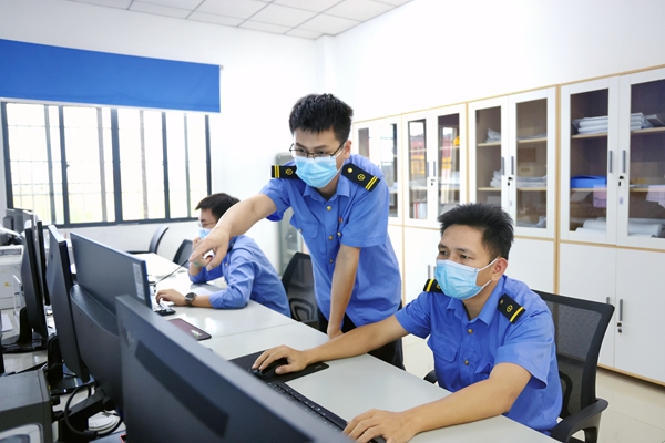 國慶假期，欽州東站鐵路職工堅守崗位。邢星攝 