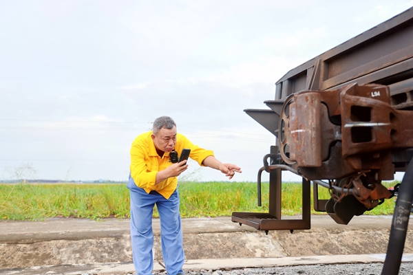 職工在檢查防溜裝置狀態(tài)。封榮權(quán)攝