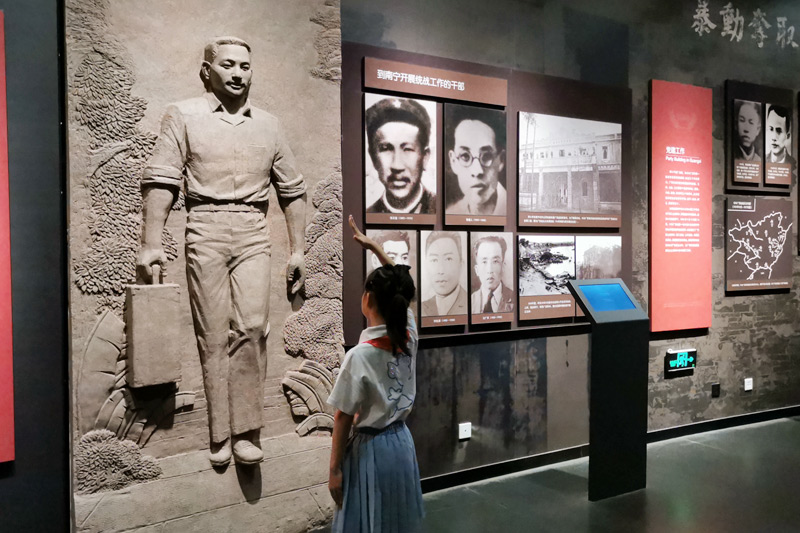 張暄妍和爸爸媽媽一起走進(jìn)南寧市博物館。學(xué)校供圖