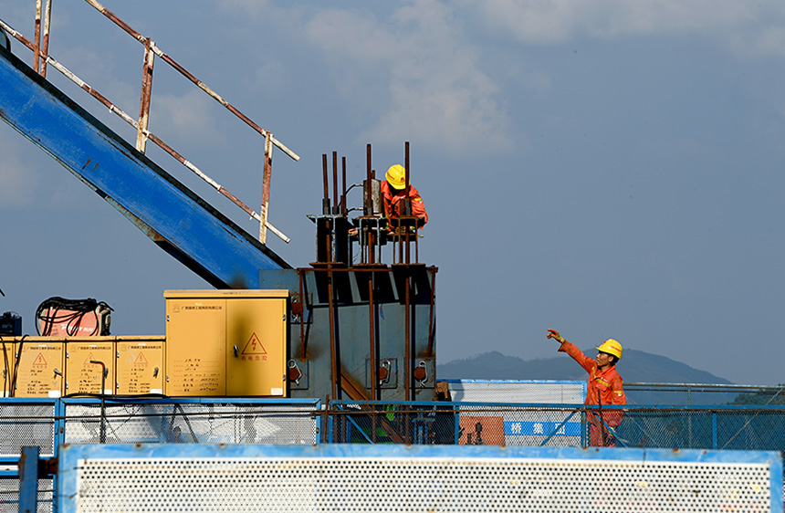 工人在大橋上作業(yè)。