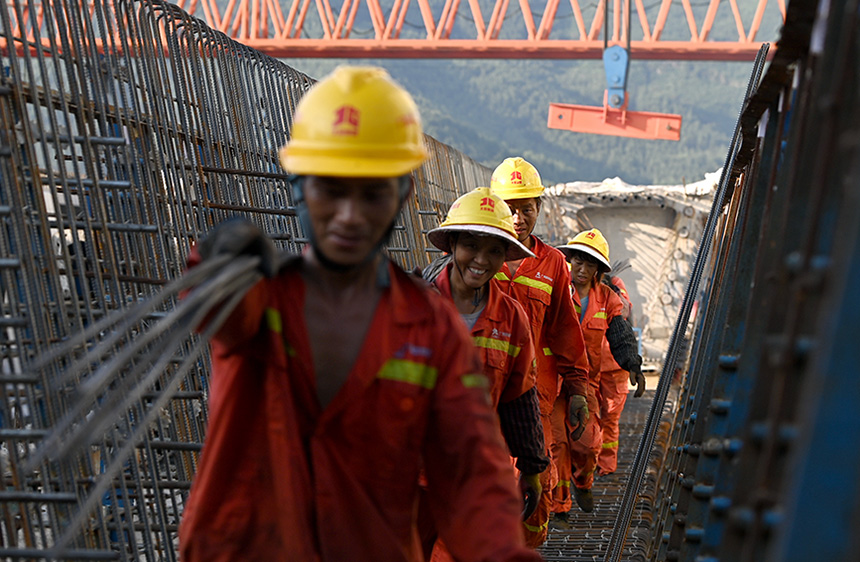 工人在搬運(yùn)鋼筋。