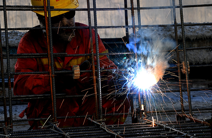 工人在焊接箱梁鋼筋籠。