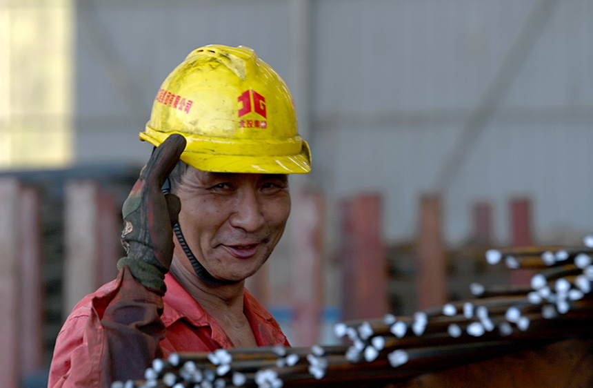 揮手致意的工人。