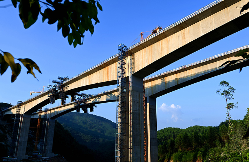 建設(shè)中的汪澆一號大橋。