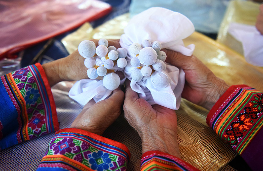 張家塘苗寨婦女展示扎染工藝。