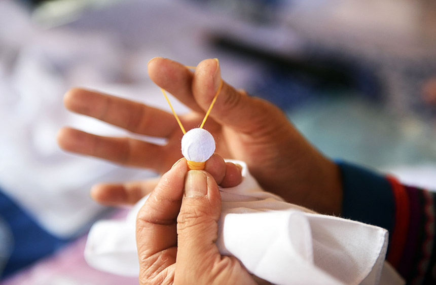 張家塘苗寨婦女展示學到的扎染工藝。