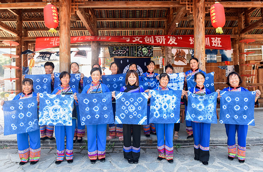 張家塘苗寨婦女展示剛制作完成的扎染作品。