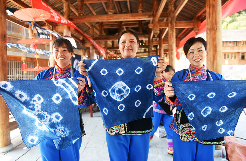 張家塘苗寨婦女展示扎染作品。