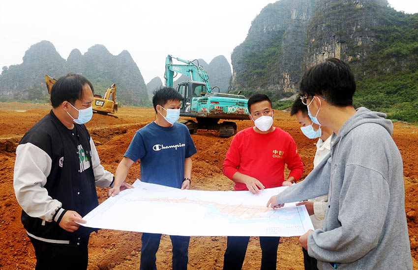 燕塘鎮(zhèn)黨委書記董明玉(左三)到張屋村了解明家湖農(nóng)文旅項目進展情況。廖超文攝