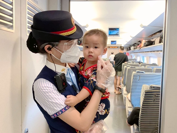 何雯玉幫助旅客照看小孩。覃苗苗攝