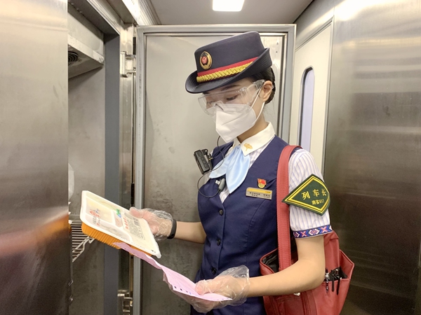 何雯玉檢查餐車食品。覃苗苗攝