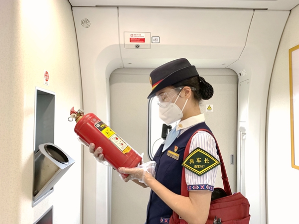 何雯玉檢查滅火器。覃苗苗攝