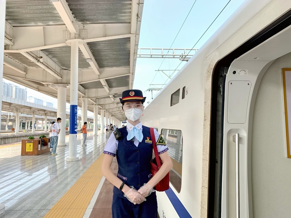 何雯玉立崗迎接旅客。覃苗苗攝