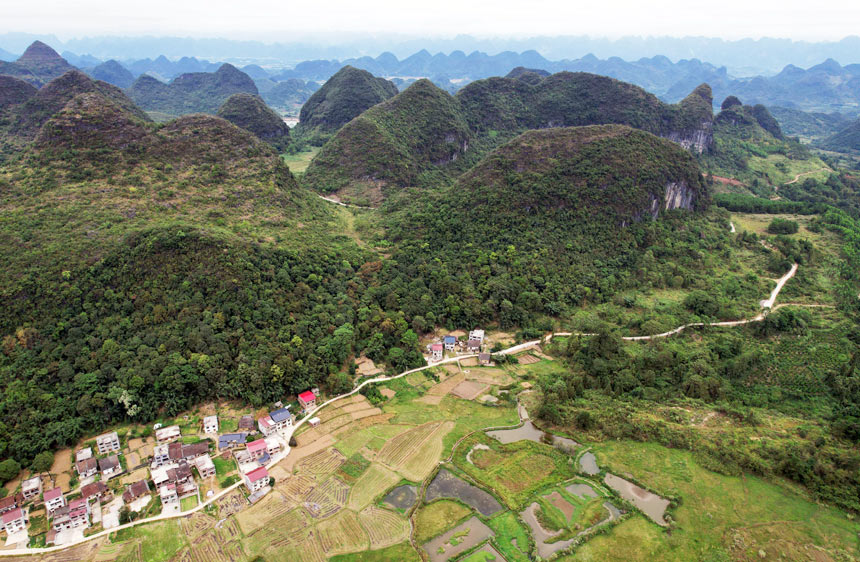 農(nóng)村公路連接著各個(gè)村莊。