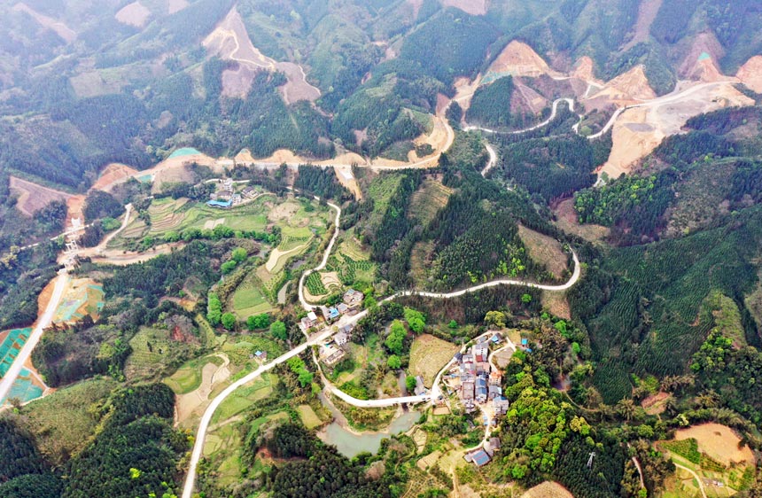 蜿蜒的農(nóng)村公路編織出四通八達(dá)的鄉(xiāng)村公路網(wǎng)。