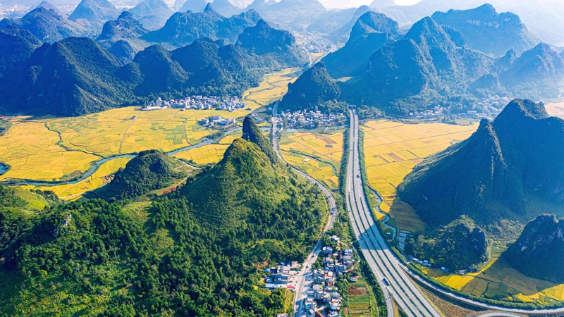 靖西至龍邦二級公路與高速公路并駕齊驅(qū)--盧江光 攝.jpg