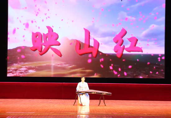 市直屬機關后勤服務中心表演古箏獨奏《映山紅》。