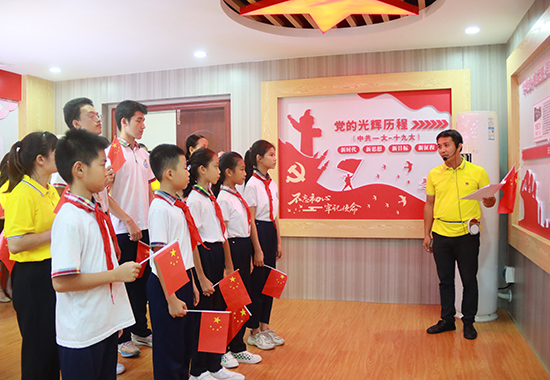 老師和孩子們重溫黨的光輝歷史。