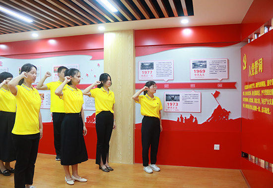 全體黨員重溫入黨誓詞。