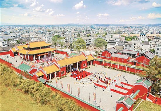 賀州文廟（賀州國學教育基地）坐落于八步區(qū)賀街鎮(zhèn)，總占地面積79畝，建筑面積約3700平方米，包括主體建筑、明倫堂建筑群、孔子廣場三個部分。 黎豪圖攝