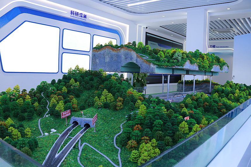 平孟邊關(guān)隧道沙盤模型。陳國(guó)豪攝