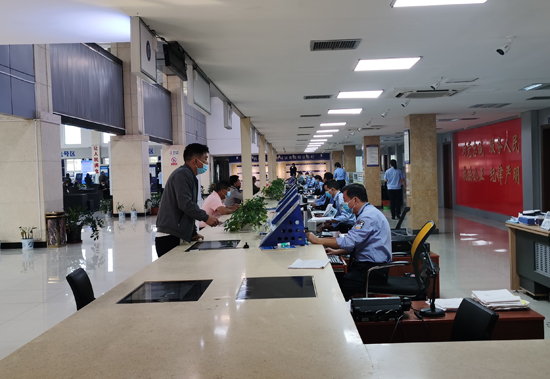 桂林市車管所業(yè)務大廳現(xiàn)場一角。張曉攝