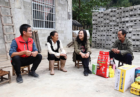 鄧硯書記（右二）到幫扶群眾家中走訪慰問。莫軍攝
