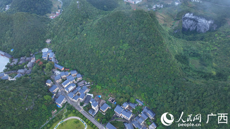 緊鄰天坑的村莊。人民網(wǎng) 付華周攝