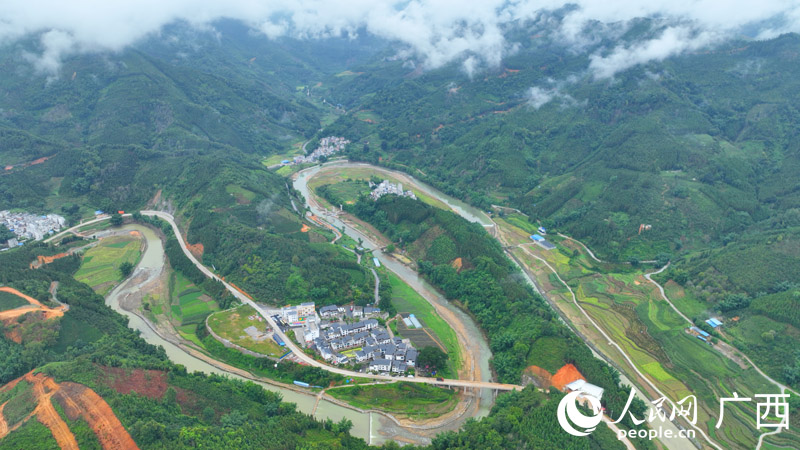 樂業(yè)縣百坭村。人民網(wǎng) 付華周攝