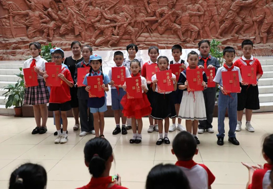 頒發(fā)結(jié)業(yè)證書。