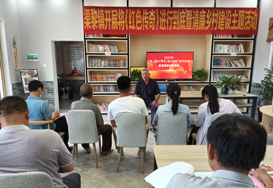 老黨員講述紅色故事。