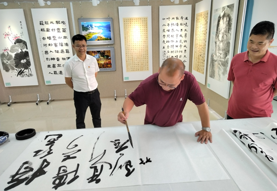 大化縣“將《紅色傳奇》進(jìn)行到底”線下書畫攝影作品展現(xiàn)場。