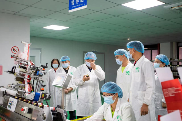 考察人員參觀10萬(wàn)等級(jí)現(xiàn)代化無(wú)塵車(chē)間。甘秋娟攝