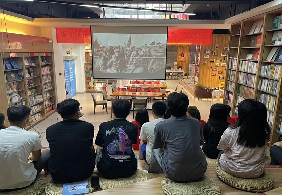 觀看《紅色傳奇》。