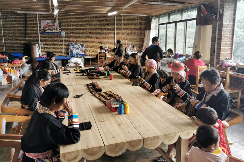 過山瑤家文化園的八步區(qū)鄉(xiāng)村幫扶就業(yè)車間,農(nóng)村繡娘在勞作