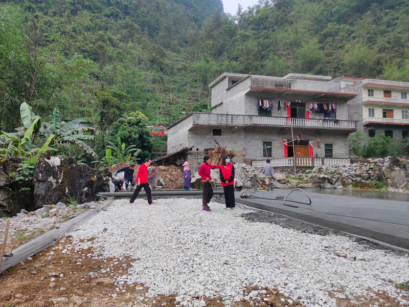 都安瑤族自治縣拉烈鎮(zhèn)百加村駐村工作隊員陳梓熒到上游隊查看籃球場建設(shè)進(jìn)度。韋總攝