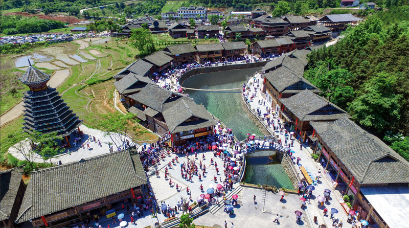 易地搬遷安置點(diǎn)——夢嗚苗寨景區(qū)全景