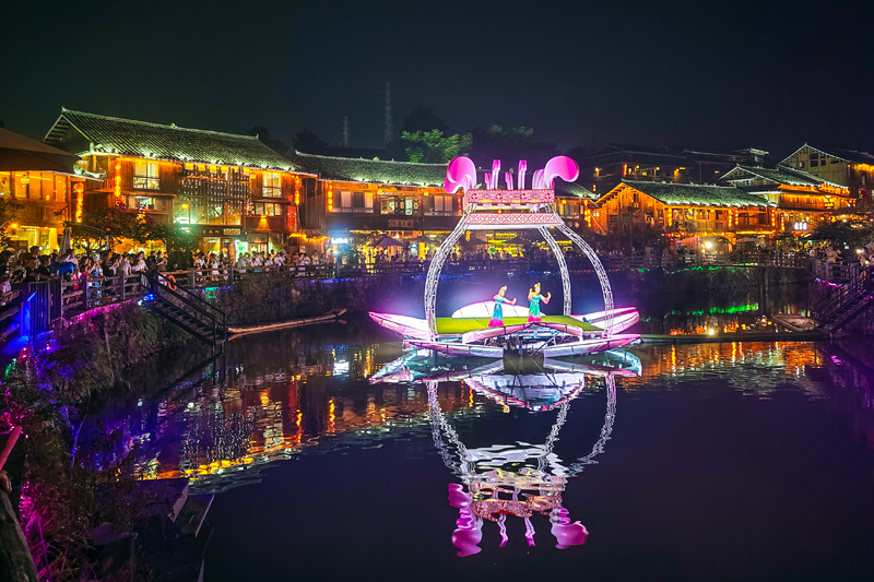 易地搬遷安置點(diǎn)——夢嗚苗寨民族風(fēng)情街夜經(jīng)濟(jì)