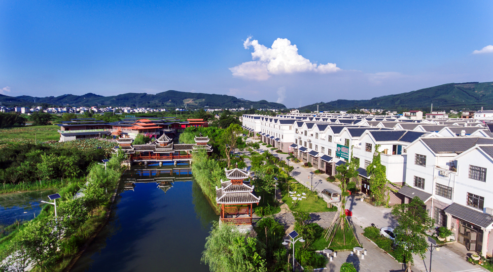 柳南區(qū)太陽村鎮(zhèn)：“旅游+”產(chǎn)業(yè)深度融合助力鄉(xiāng)村振興太陽村鎮(zhèn)以“旅游+農(nóng)業(yè)”“旅游+體育”“旅游+研學(xué)”“旅游+文化”“旅游+鄉(xiāng)村”等產(chǎn)業(yè)深度融合為鮮明特色的鄉(xiāng)村振興布局發(fā)展。山灣村榮獲2021年“中國美麗休閑鄉(xiāng)村”稱號。