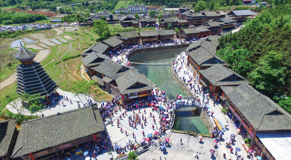 融水縣：易地搬遷促“安居” 文旅融合助“振興”融水縣以“易地搬遷+文化旅游”模式，按“政府主導(dǎo)、創(chuàng)新模式、城景融合”的原則，以“易地搬遷促安居樂業(yè) 文旅融合助鄉(xiāng)村振興”打造國家全域旅游精品示范帶。