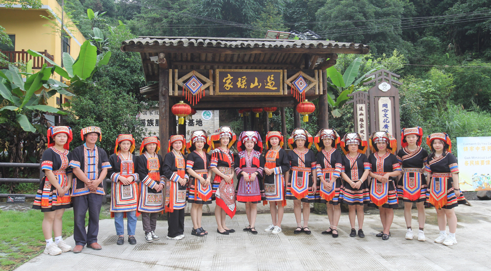 賀州過山瑤家文化園：傳承指尖技藝 助力鄉(xiāng)村振興依托“前店后村”的非遺傳承與保護(hù)模式，賀州過山瑤家文化園被創(chuàng)新打造為融文創(chuàng)、旅游、瑤族刺繡體驗為一體的賀州瑤族服飾和刺繡技藝傳承基地。