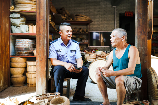 駐村輔警入戶走訪。黃倩攝